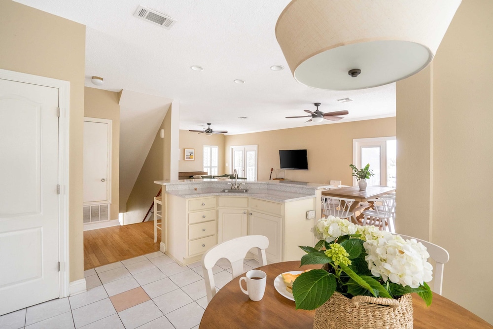 Hourglass by Avantstay Chic Beach Getaway w Pool & Two Large Balconies - photo 16