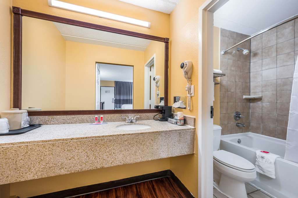 Econo Lodge Columbus near Airport - photo 14