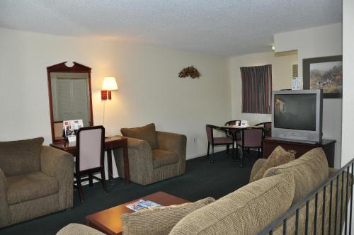 Merrimac Inn & Suites - photo 12