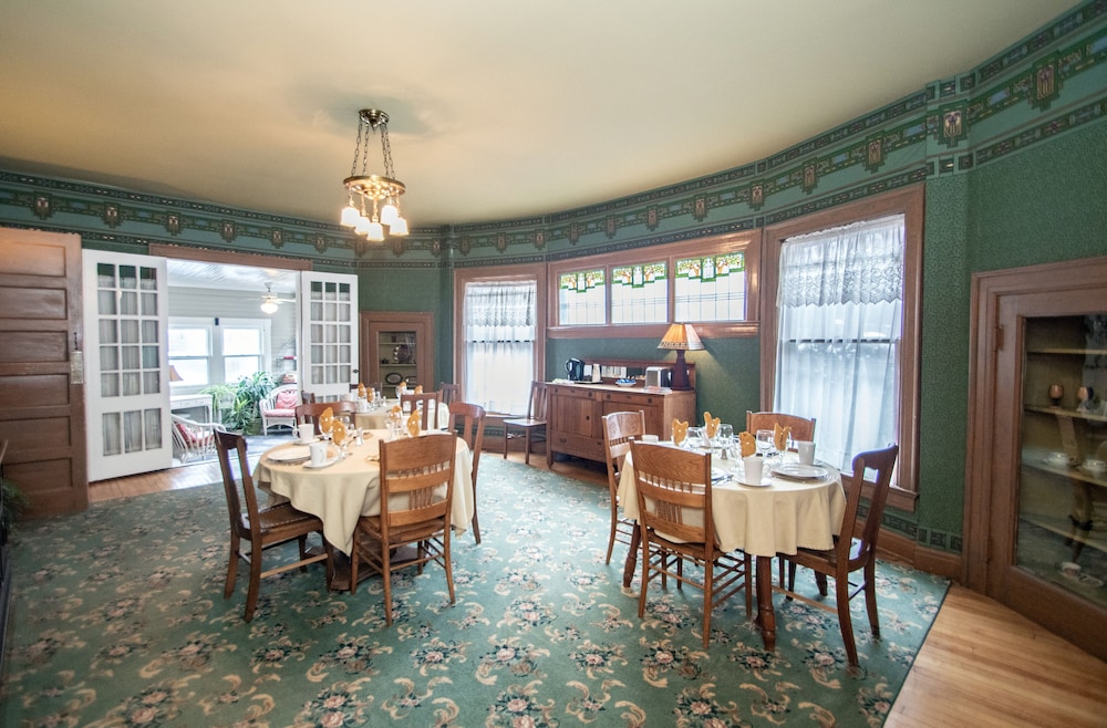 Looking Glass Inn - photo 75