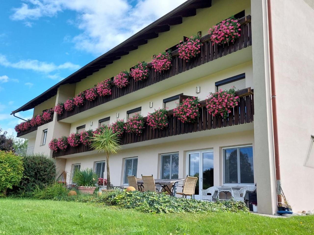 Apartment Sonnenblume by Interhome — 4-Star Luxury Hotel in Velden Am Woerthersee, Austria