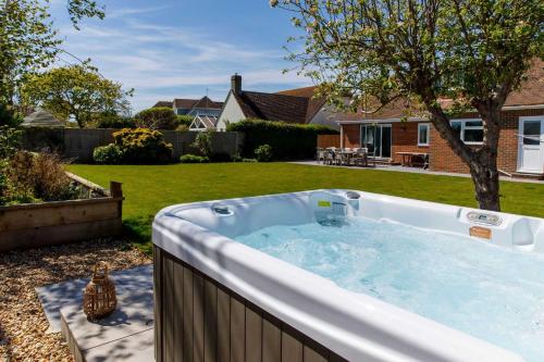 Spacious home for 8 in Witterings walk to beach — 4-Star Luxury Hotel in East Wittering, United Kingdom