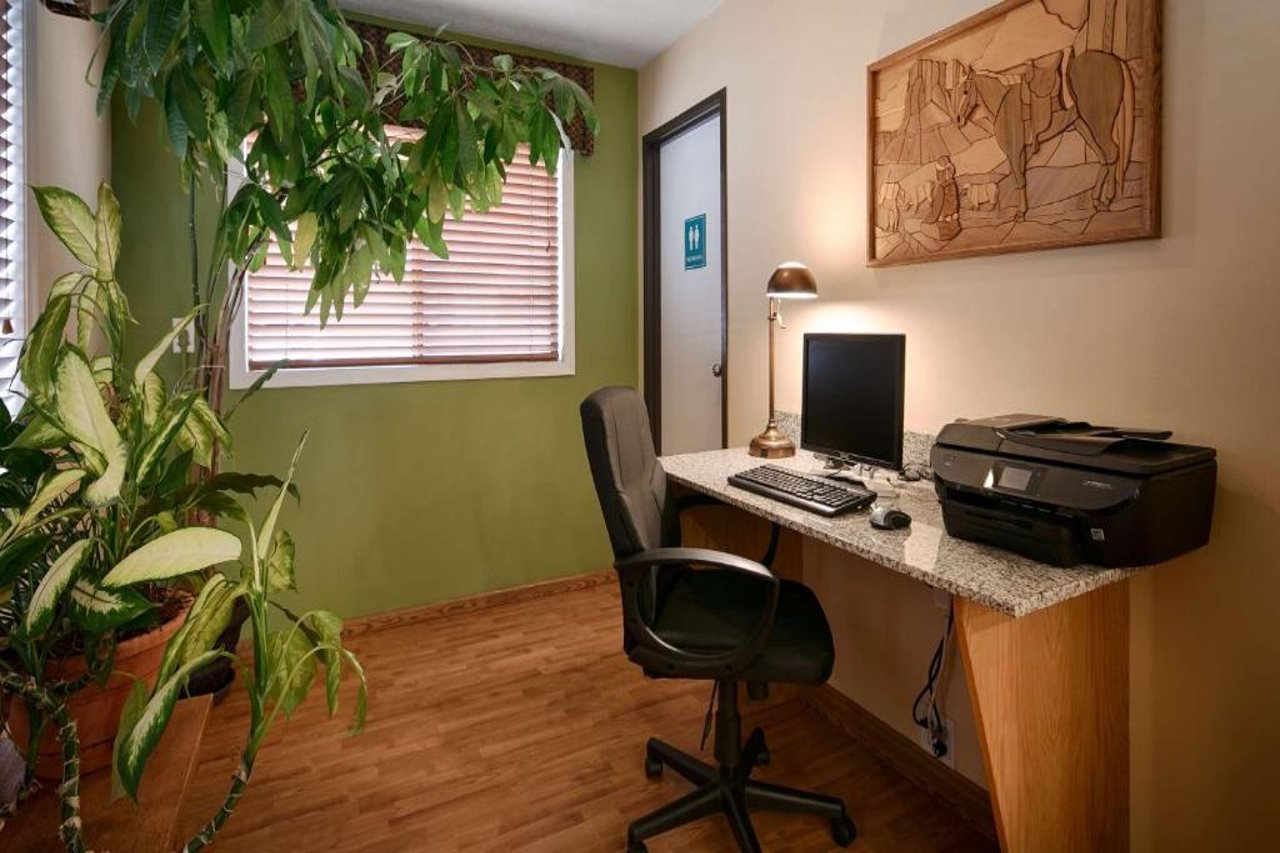 Oakridge Inn & Suites - photo 18