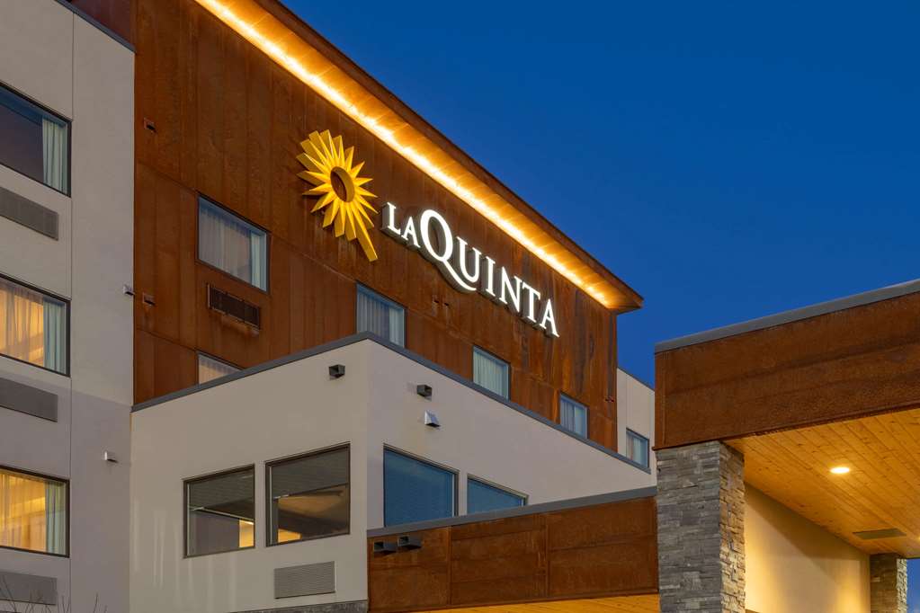 La Quinta Inn & Suites by Wyndham Anchorage Airport - photo 4