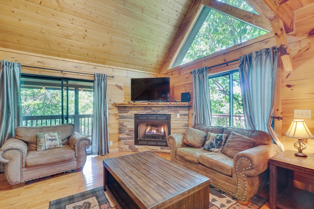 Sevierville Cabin with Hot Tub 5 Mi to Pigeon Forge — 4-Star Luxury Hotel in Sevierville, United States