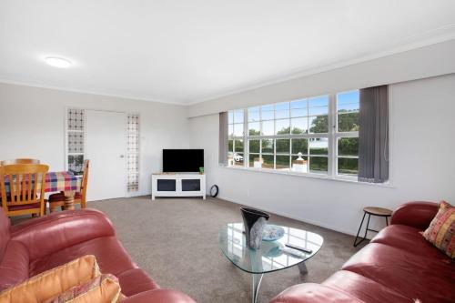 Sunlit Glow Spacious 5BR Home on Ladies Mile — 4-Star Luxury Hotel in Auckland, New Zealand