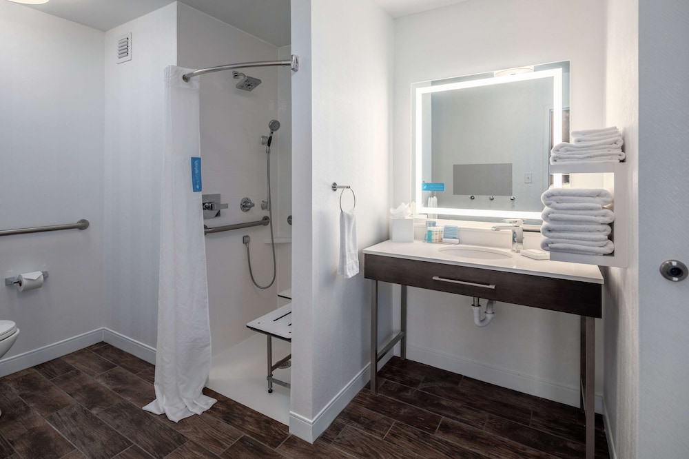 Hampton Inn Louisville Northeast - photo 24