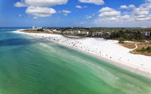 Crescent Royale Condominiums 104 — 4-Star Luxury Hotel in Siesta Key, United States