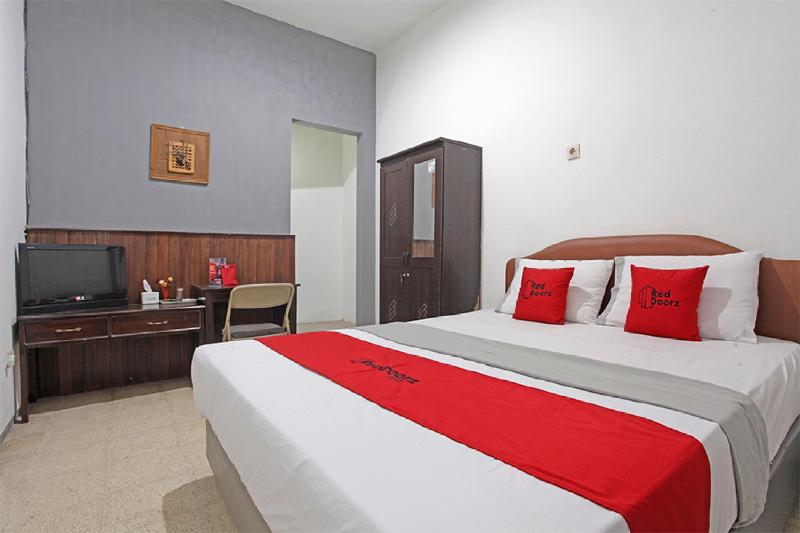 RedDoorz @ Soekarno Hatta 2 - last minute hotel in Malang
