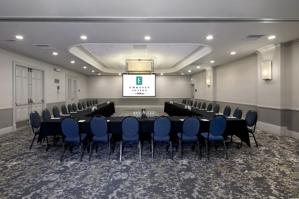 Embassy Suites by Hilton Anaheim North - photo 31