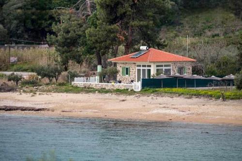 House Kokkalas on the beach — 4-Star Luxury Hotel in Megali Panagia, Greece