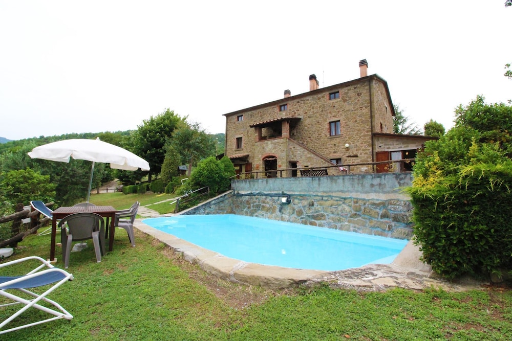 Casale Aiola — 4-Star Luxury Hotel in Cortona, Italy