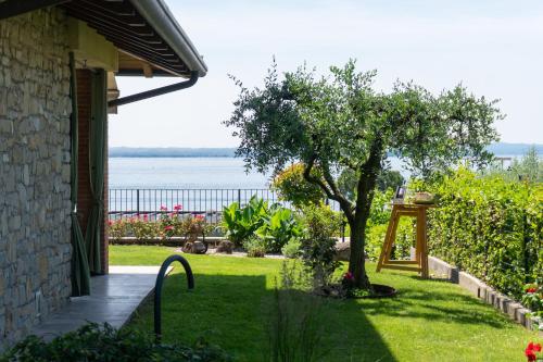 Ausblick Lazise Gardasee Ferienhaus mit Seeblick Infinity Pool Garten und Garage — 4-Star Luxury Hotel in Lazise, Italy