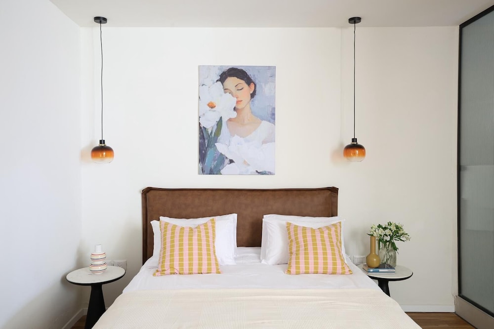 Sun Circle - carbon neutral hotel in Unknown City
