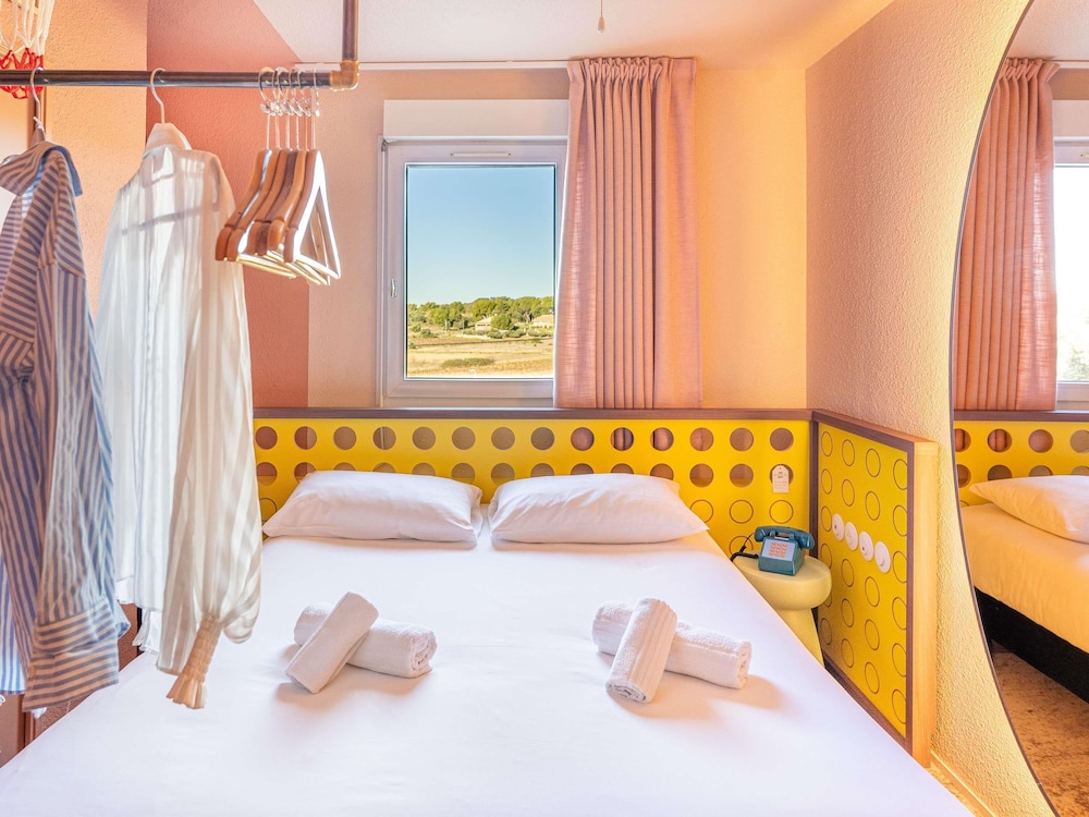 greet hotel Pont du Gard Route d’Avignon in Avignon, France