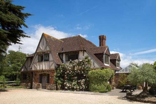 Oldfield house walking distance of pub & sea — 4-Star Luxury Hotel in Chichester, United Kingdom