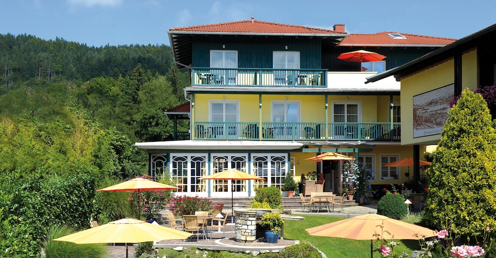 Die WUNDER s Ferienpension — 4-Star Luxury Hotel in Poertschach Am Woerthersee, Austria
