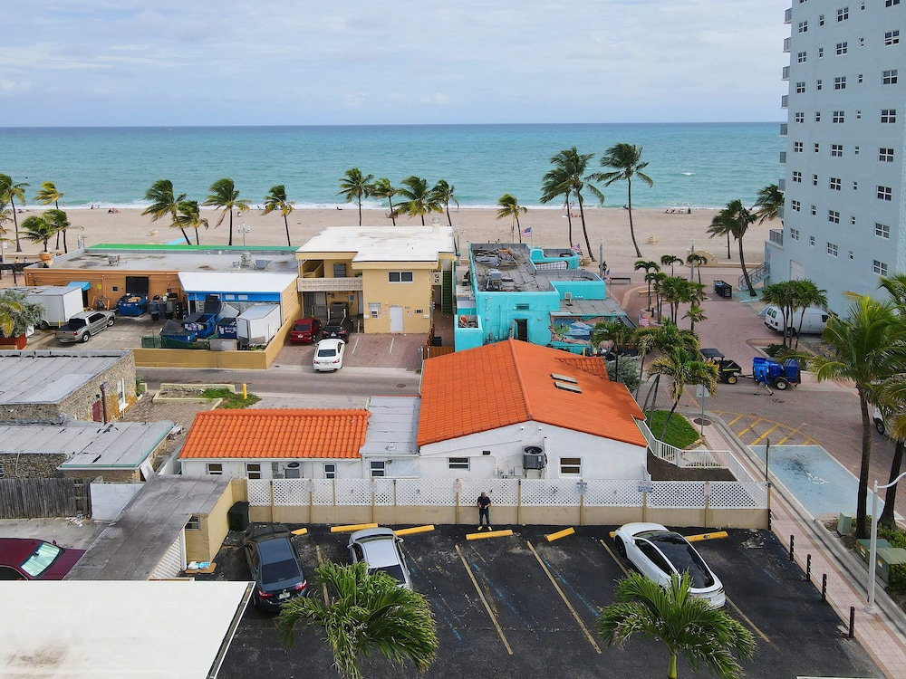 Tropic Isle Hotel and Apartment - photo 45