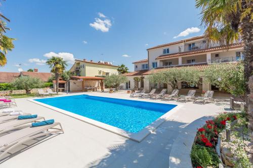 Mediterranes Apartment mit 60m2 Pool BBQ Bereich Liegen Waschmaschine — 4-Star Luxury Hotel in Porec, Croatia
