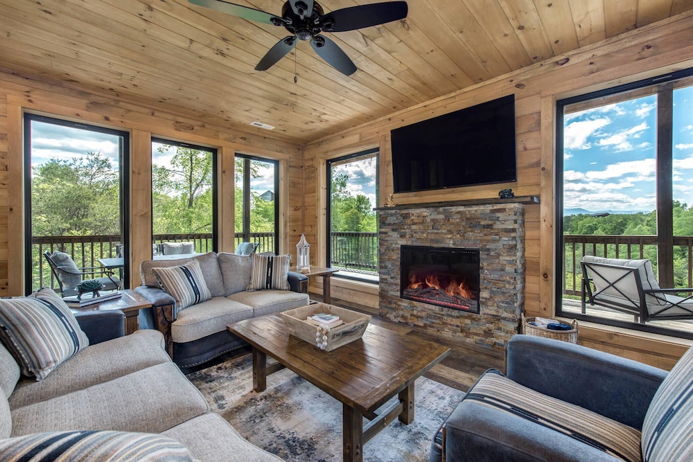 Pet Friendly Cabin Hot Tub Games & Fishing Pond — 5-Star Luxury Hotel in Sevierville, United States