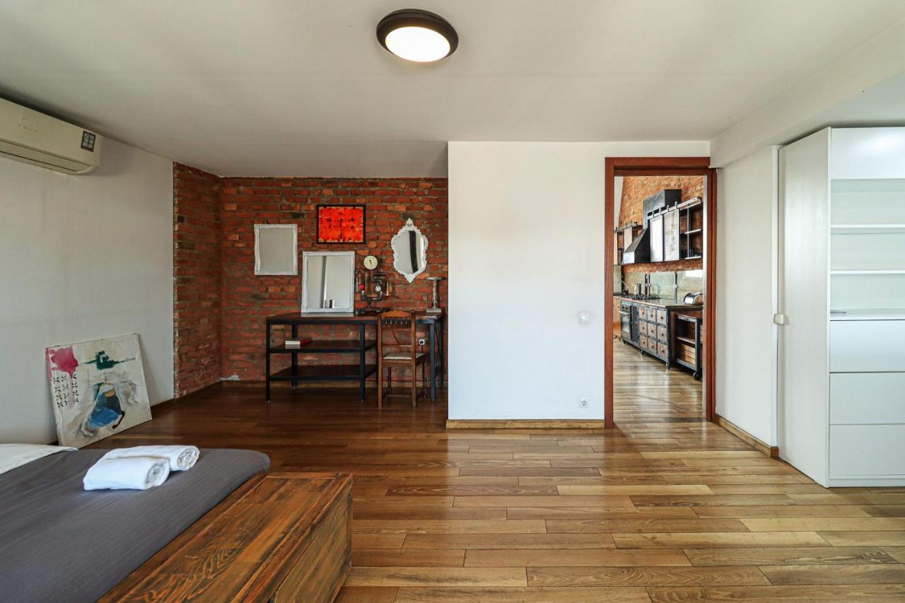 Vintage Mezzanine Apt in City Center By Wehost