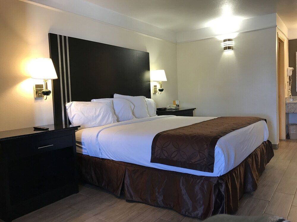 Texas Inn & Suites - photo 3