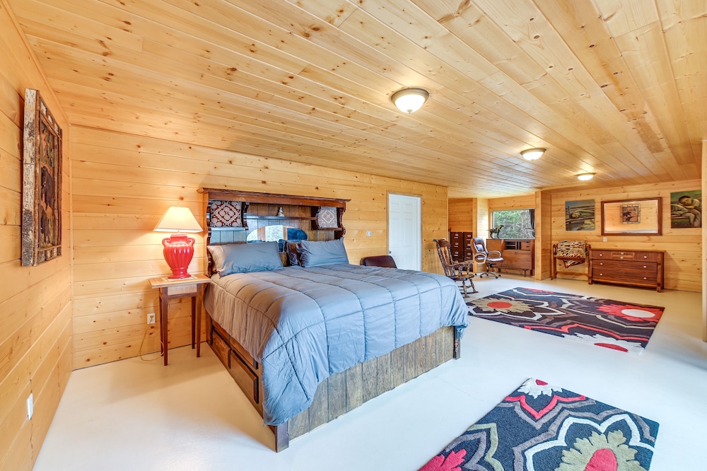Spacious Soldotna Home with Mackey Lake Views — 4-Star Luxury Hotel in Soldotna, United States
