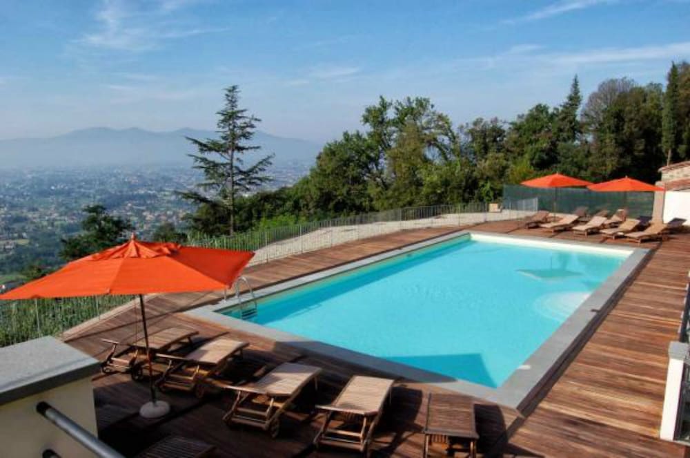 Spectacular Views Villa Guinigi Lucca Area — 4-Star Luxury Hotel in Capannori, Italy