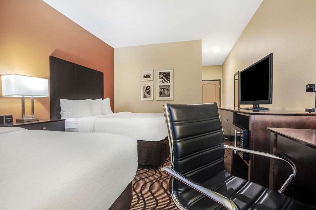 La Quinta Inn & Suites by Wyndham Beeville - photo 17