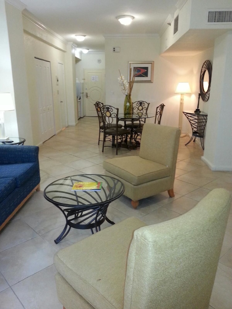 Hollywood Beach Resort two Bedrooms Sleeps 6 - photo 12