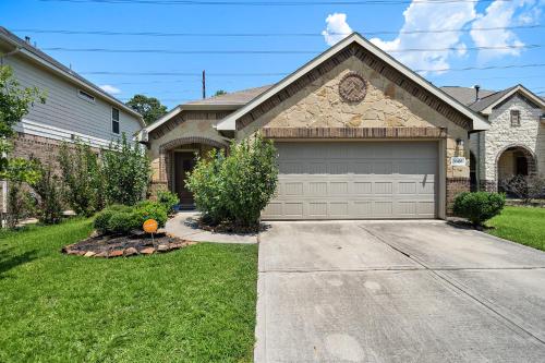 Cozy Getaway Nr Airport WiFi BBQ Yard Pet in Humble, United States