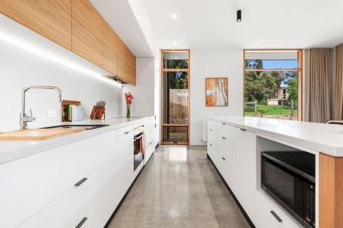 Refresh At Lonnie — Point Lonsdale — photo 4