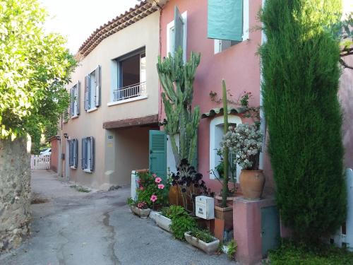 Le Rouveau - carbon neutral hotel in Unknown City