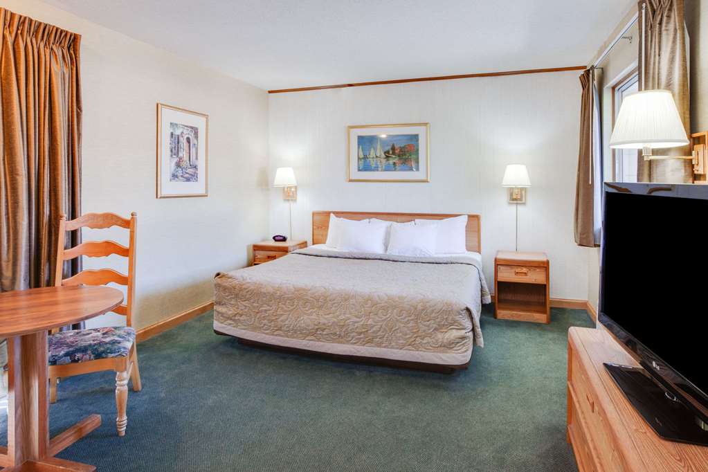 Super 8 by Wyndham Mackinaw City Beachfront Area - photo 13