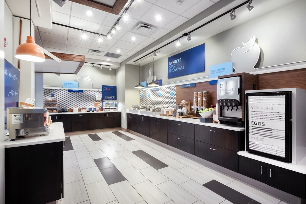 Holiday Inn Express & Suites St. Louis Chesterfield by IHG - photo 31