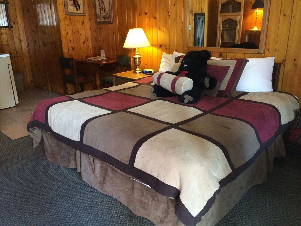 Caboose Motel - photo 13