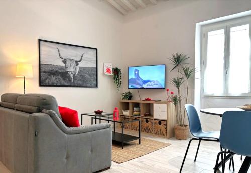 Red Lily Apartment — 4-Star Luxury Hotel in Florence, Italy