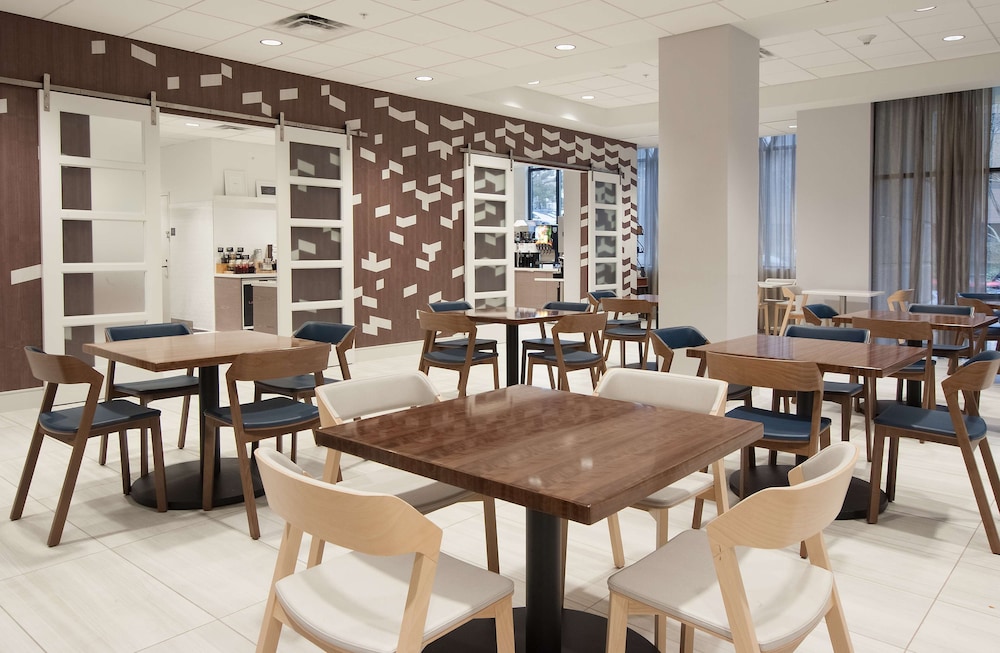 Embassy Suites by Hilton Raleigh Crabtree - photo 39