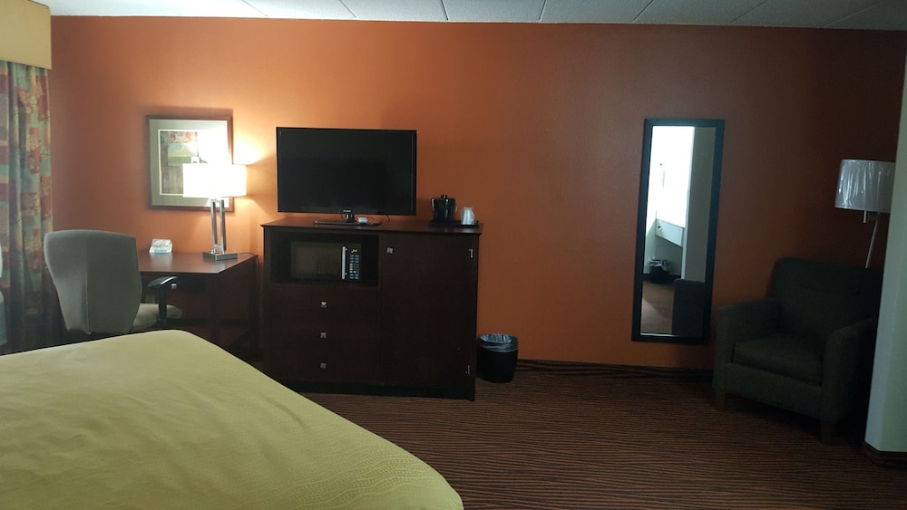 AmericInn by Wyndham Muscatine - photo 7