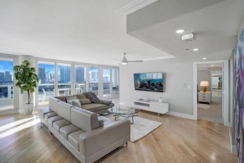 Over The Moon Miami Skyline and Water Views — 4-Star Luxury Hotel in Miami, United States