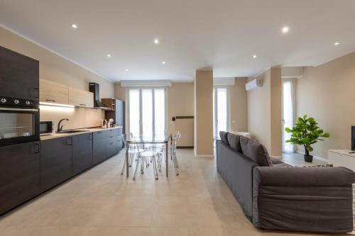 Bright Apt 2 Bedrooms and 2 Bathrooms B Home — 4-Star Luxury Hotel in Milan, Italy