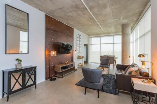 Gaze at Sprawling Green Vistas Through Walls of Windows in Nashville, United States