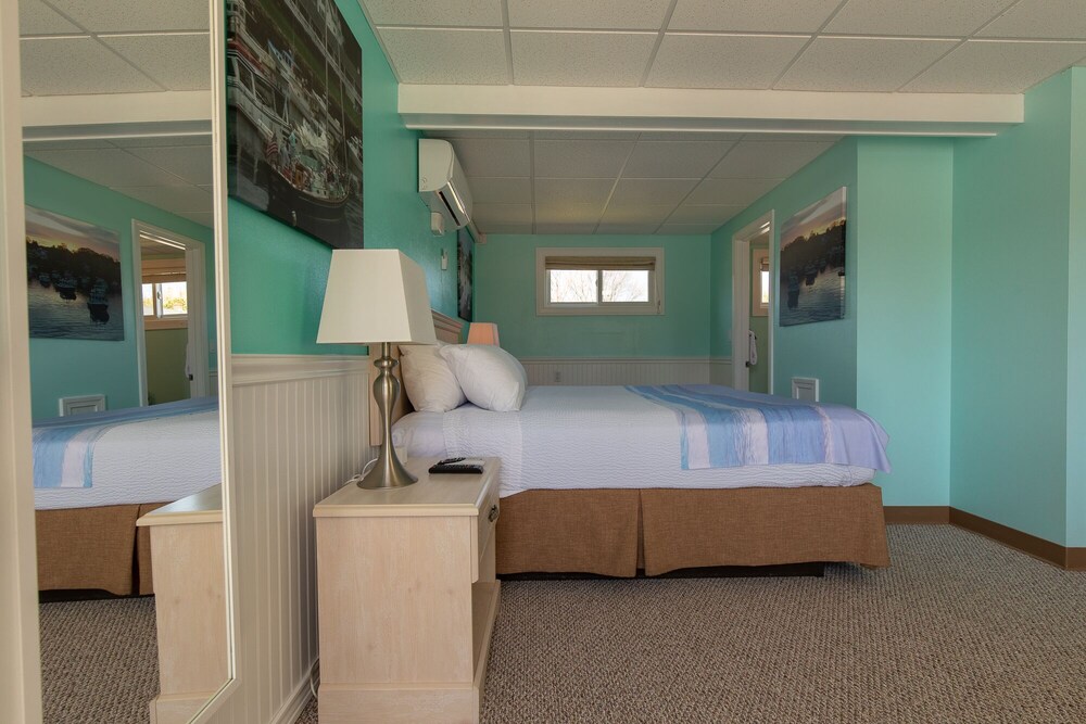 Footbridge Beach Motel - photo 37