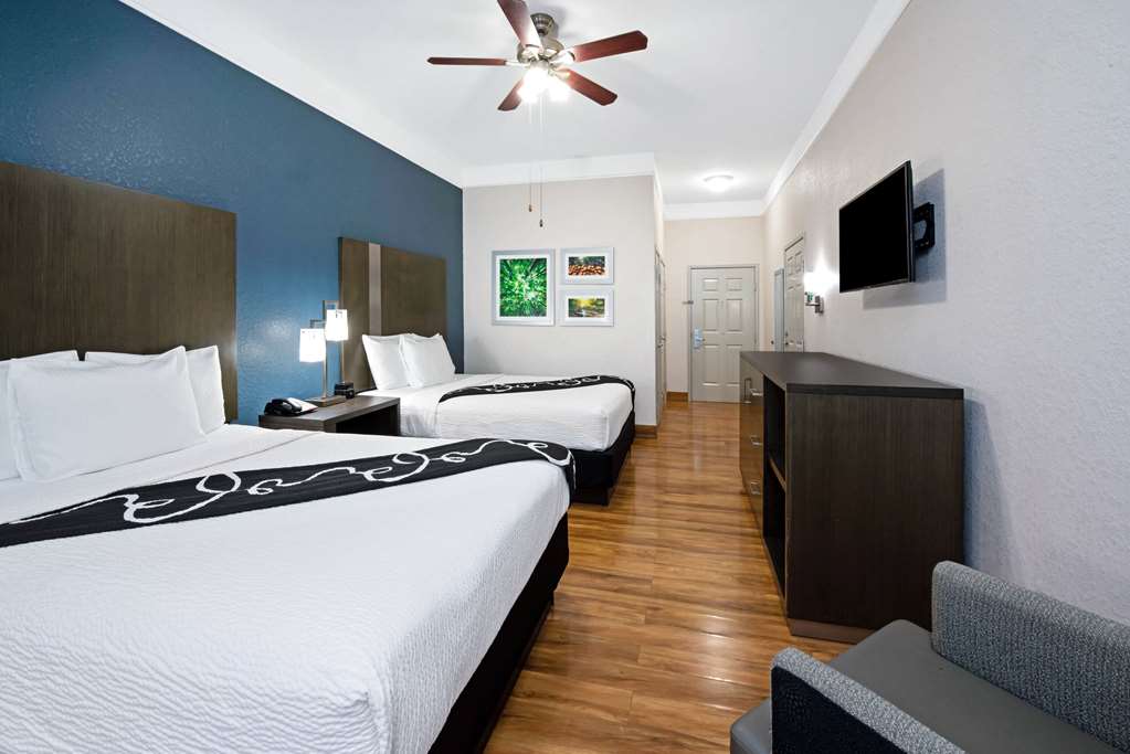 La Quinta Inn & Suites by Wyndham Kingwood Houston IAH Airpt - photo 23