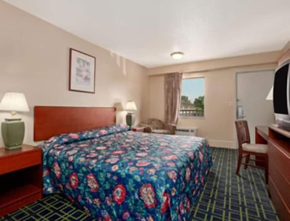 Hilltop Inn - photo 8