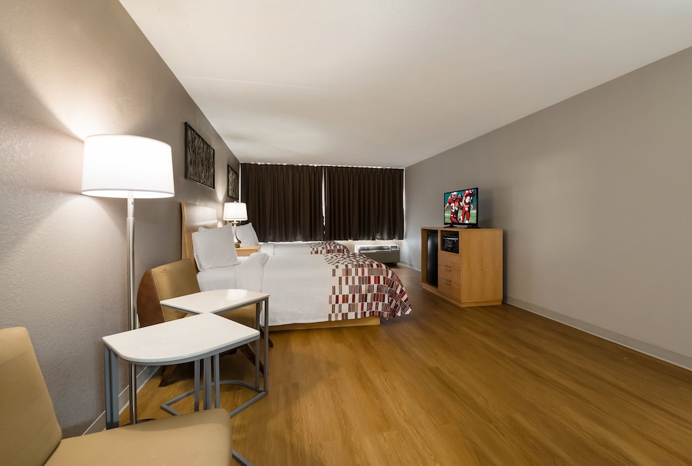 Red Roof Inn & Suites Newark University - photo 14