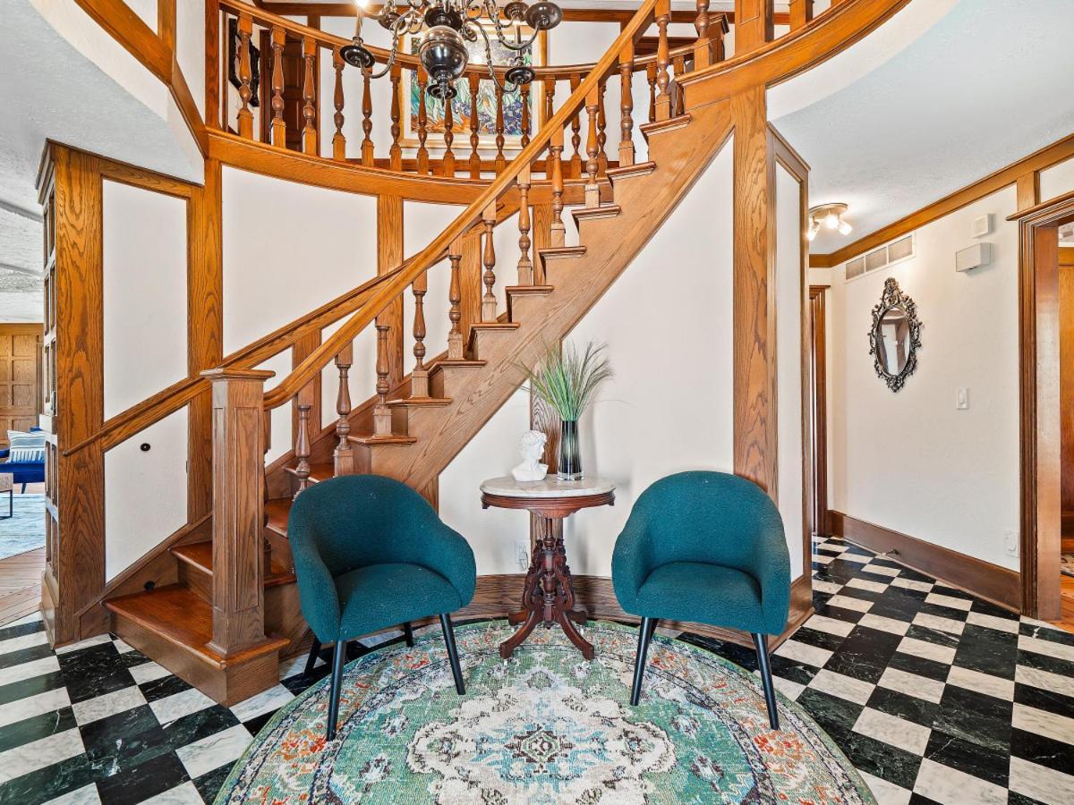 Unique Estate 5 Bedrooms Fire Pit Sleeps 10 — 4-Star Luxury Hotel in Akron, United States