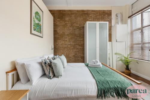 Parea Living Spacious 3 Bed Flat Canary Wharf Views with Parking — 4-Star Luxury Hotel in London, United Kingdom