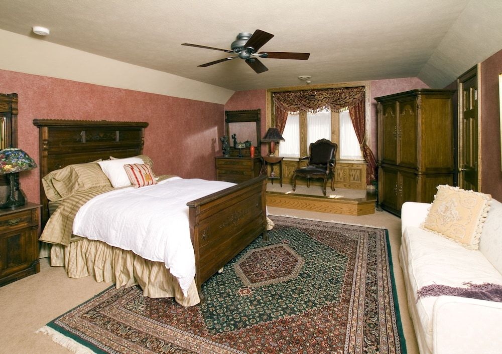 The Victorian Tudor Inn - photo 5