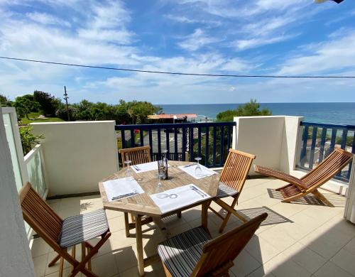 Bel Appartement Vue Mer 1er Rang Front De Mer — 4-Star Luxury Hotel in Saint-Jean-De-Luz, France